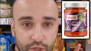 Cu ce preț se vinde un borcan de zacuscă românească într-un supermarket din Anglia. Cum a reacționat acest român când a văzut produsul