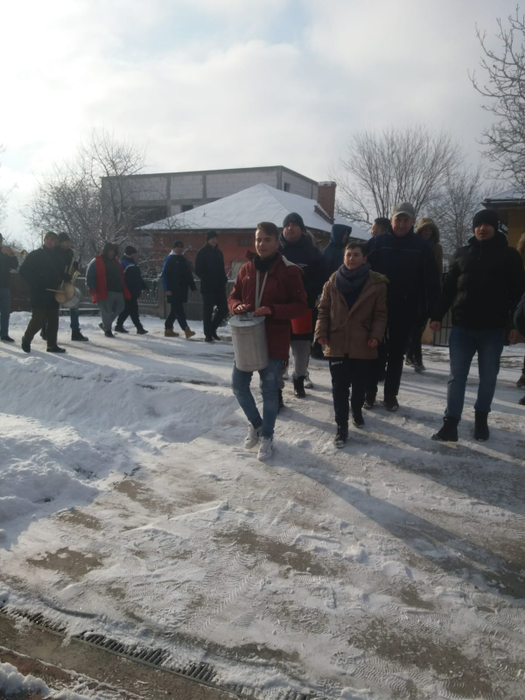 Fotbaliștii colindă prin sat ca să strângă bani de echipament