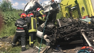 Două TIR-uri s-au izbit violent și s-au răsturnat pe DN5, în Giurgiu. A intervenit elicopterul SMURD