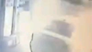 VIDEO Gestul emotionat al unui barbat care a riscat totul pentu sotia sa! A sarit in flacari ca sa o salveze!