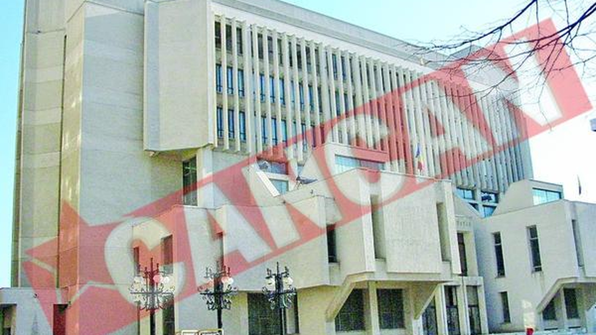Sapte ani de puscarie pentru ca a furat telefonul unui judecator