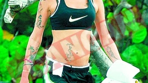 Amy, "reptila tatuata", urata de localnici
