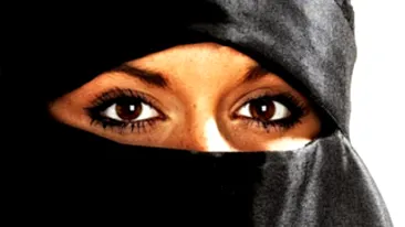 Mai constrânse ca niciodată. Femeile din Arabia Saudită sunt urmărite de autorităţi prin dispozitive de ultimă generaţie