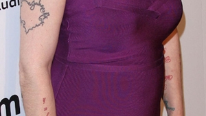 Cata lipsa de bun gust! O faimoasa cantareata si l-a tatuat pe Iisus deasupra decolteului