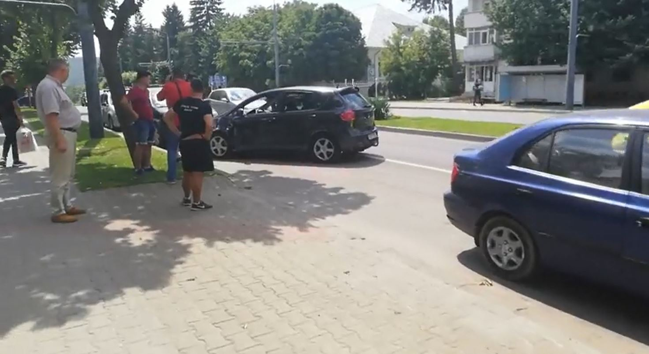 De-a râsul-plânsul! Un bărbat din Vaslui și-a lovit mașina nouă la câteva minute după ce și-a cumpărat-o. Cum a reușit “performanța”