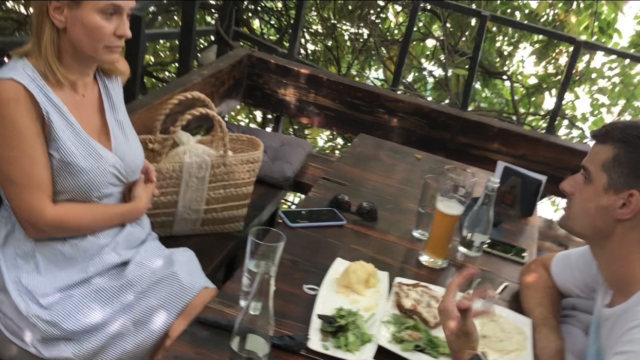 Andreea Esca pare să prefere discuția cu Eugen, în detrimentul mâncării!