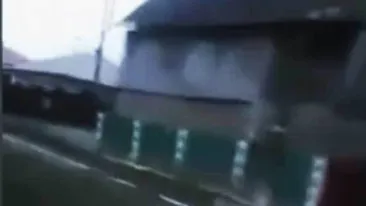 Culmea marcajelor rutiere la români! Au marcat trotuarul pe 10 kilometri, nu şi strada!