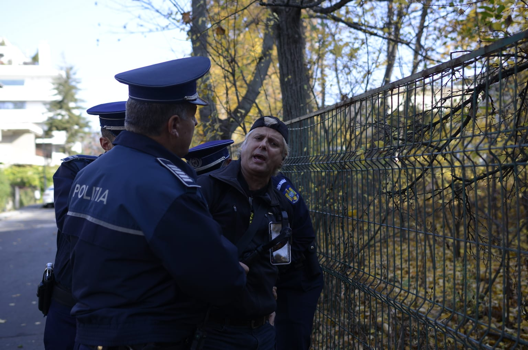 Incident în fața locuinței lui Ion Iliescu. Protestatarul ”Ceaușescu” a fost ridicat de polițiști: ”Trebuia să stai la pușcărie!”