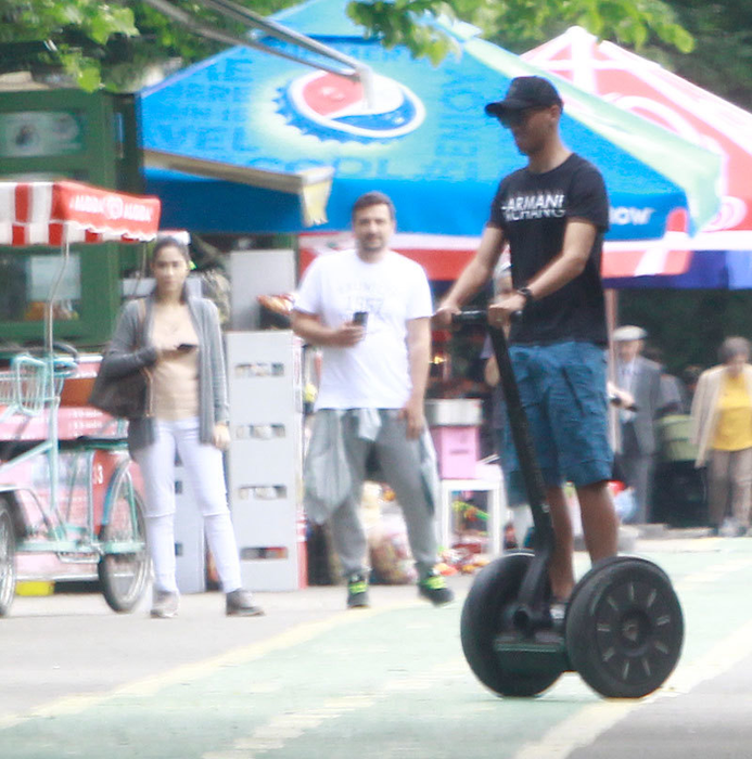 Rivaldinho se plimbă nestingherit pe segway
