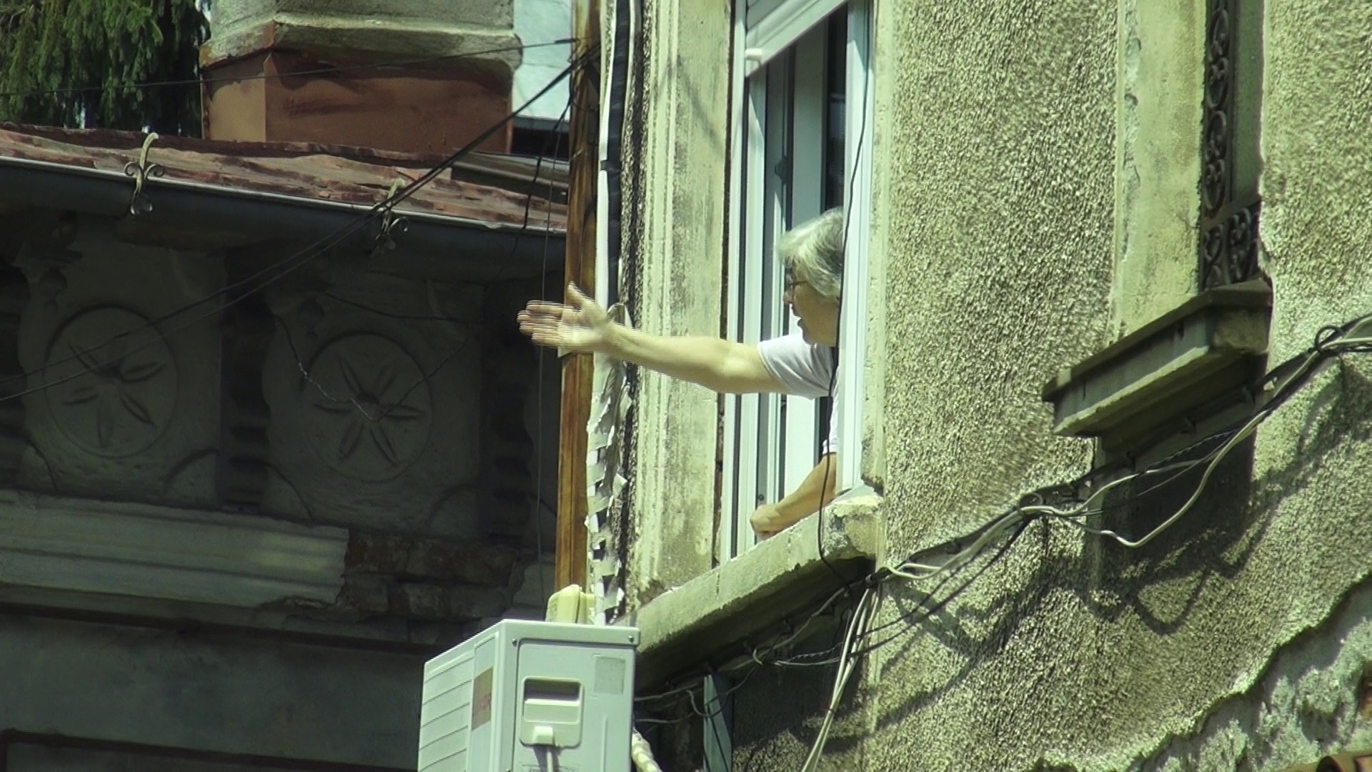 Vecina se isterizeaza, pe Cristea nici n-o intereseaza! A ignorat-o total pe cea care cauta scandal