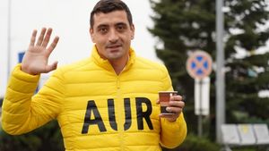Adio, burlăcie! Cine este frumoasa cu care se însoară George Simion, liderul AUR