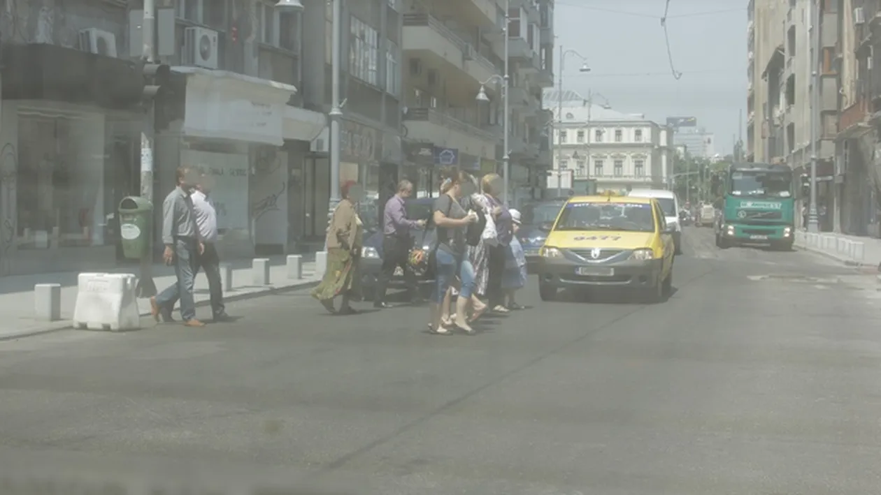 Emil Boc, agatat pe o trecere de pietoni din Capitala! Uite ce gest neasteptat a facut o pensionara!