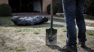 Viral. O mamă s-a trezit cu poliția acasă, după ce vecinii au crezut că omorât pe cineva. Ce reprezenta, de fapt, „cadavrul” din pungă. FOTO