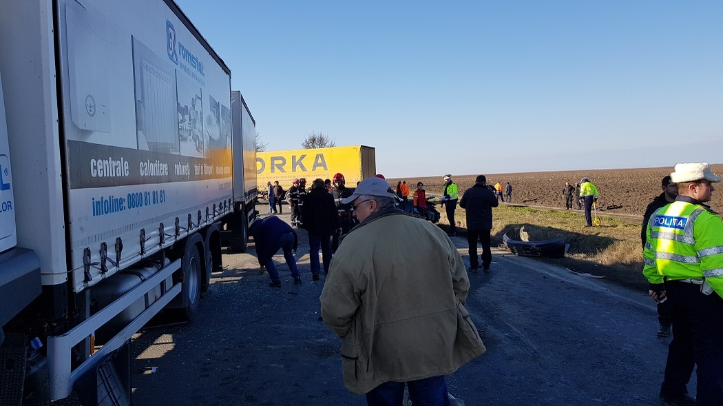 Echipele de intervenţie, la locul accidentului