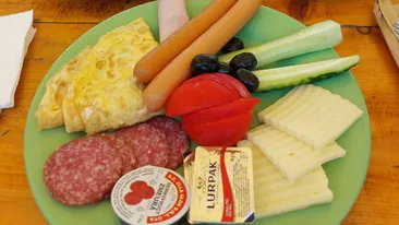 Câți lei a plătit un turist pentru acest mic dejun, într-un restaurant din stațiunea Venus