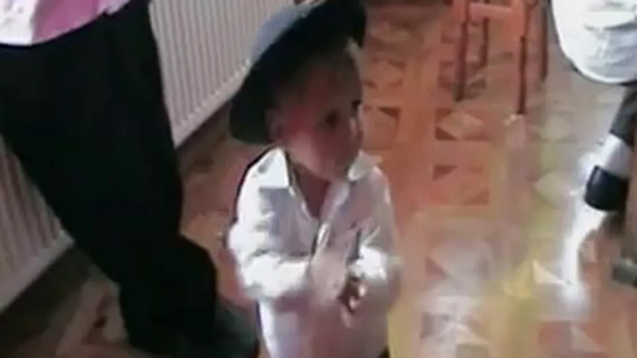 VIDEO super tare! Uite cat de amuzanti sunt puradeii astia cand danseaza pe muzica tiganeasca!