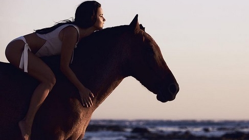 Inna a renunţat la haine şi a pozat... topless! Imagini fierbinţi cu artista