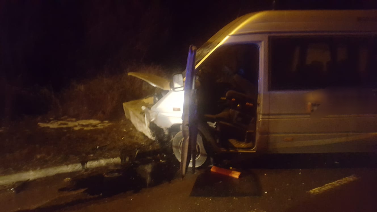 Și-au văzut moartea cu ochii! 8 răniți, după ce microbuzul lor a fost implicat într-un accident în Turnu Măgurele