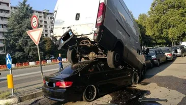 Un șofer român a ajus cu BMW-ul sub o dubiță, într-o parcare din Torino! Vitezomanul a fost rănit grav