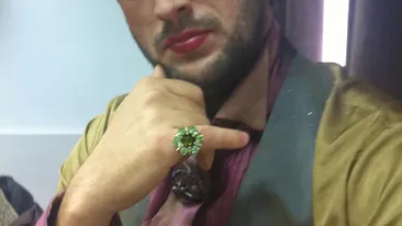 Cezar Ouatu, de nerecunoscut pe scena! Machiajul strident si costumele lucioase sunt obligatie de serviciu!