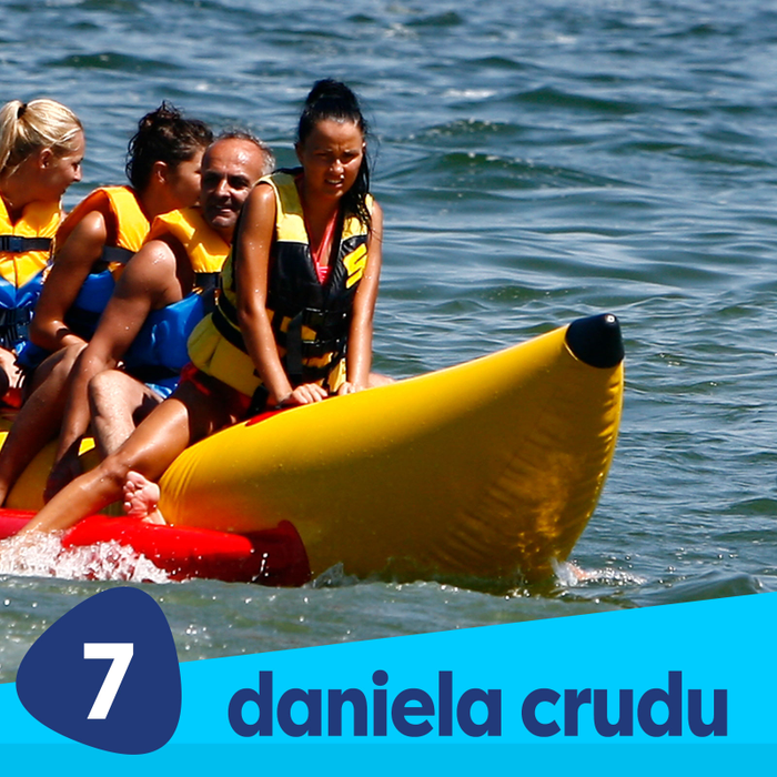 Daniela Crudu, sexy și jucăușă pe plajă