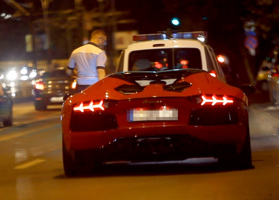 Mașina lui Adi Minune a fost oprită de un echipaj de la Poliția Rutieră pentru un control de rutină