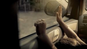 Caz cutremurător! Un copil de 2 ani a murit, uitat în mașină, pentru că tatăl era „ocupat” cu filme pentru adulți!