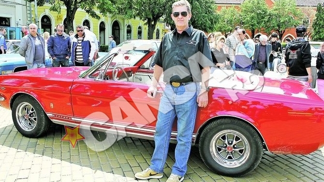 Mustang de 55.000 de euro facut dintr-o rabla. Dietmar Bloemer, din Satu Mare, se mandreste cu un automobil unicat