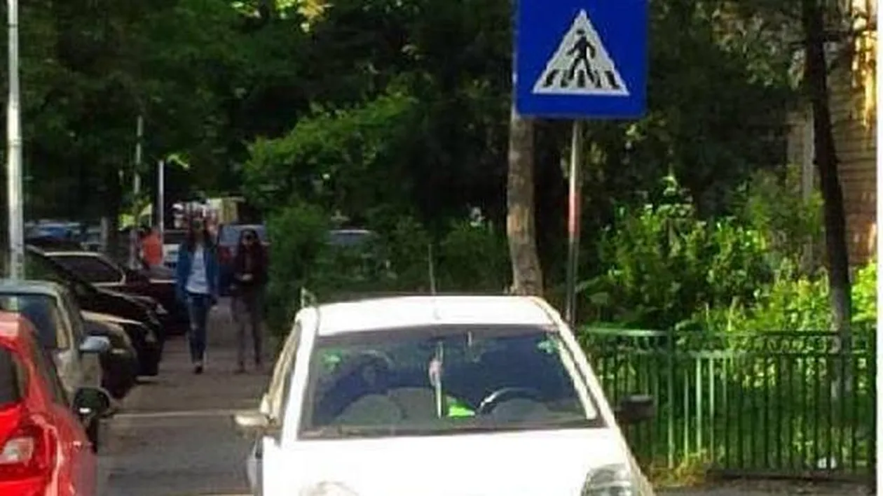Asta e sigur cea mai tupeista soferita din Bucuresti! Uite unde a putut sa-si traseze locul de parcare! Toti s-au inchinat