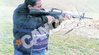 Urmarit de Politia Romana, Romeo Ursu s-a fotografiat "in actiune"! Interlopul "Boenica" s-a inarmat cu o pusca mitraliera