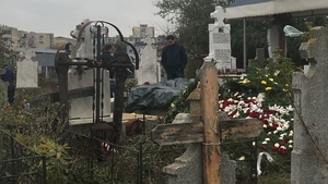 FOTO Hoţii au dat atacul în cimitirul Sineasca din Craiova. Au profanat un mormânt şi au furat bijuteriile unei răposate. Cu ce podoabe de aur fusese înmormântată femeia