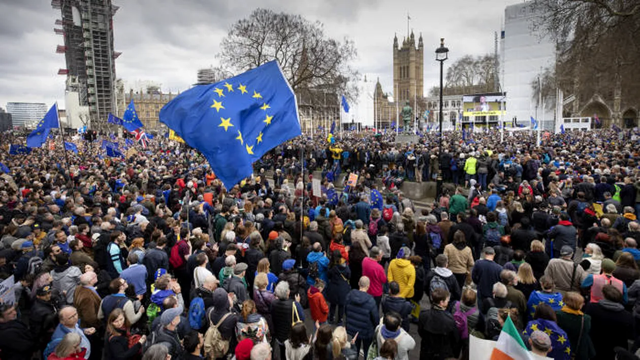 Brexit: Zeci de mii de oameni s-au adunat pe străzile Londrei pentru a cere un nou referendum