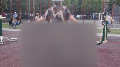 Nu o sa iti vina sa crezi cum a facut sport aceasta batranica! A atras toate privirile din parc!