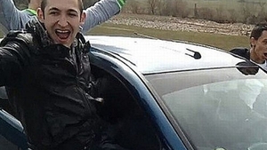 Nebunie de 1 MAI! Ce a putut sa faca un tanar aflat intr-un bolid care merge cu viteza spre mare
