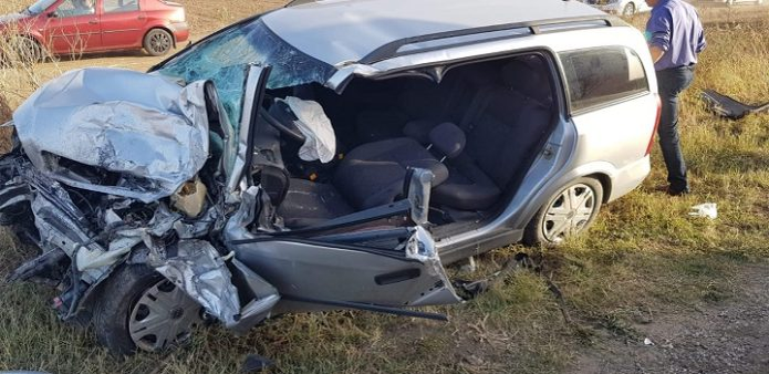 Accident groaznic în Olt! O șoferiță a intrat cu mașina într-un camion! Un bărbat a murit, iar femeia este în stare gravă