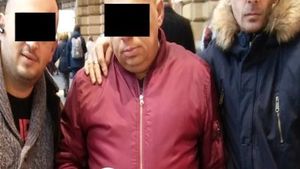 Hoţi români prinşi în Germania, după ce şi-au făcut selfie cu mobilul furat de la un bătrân 