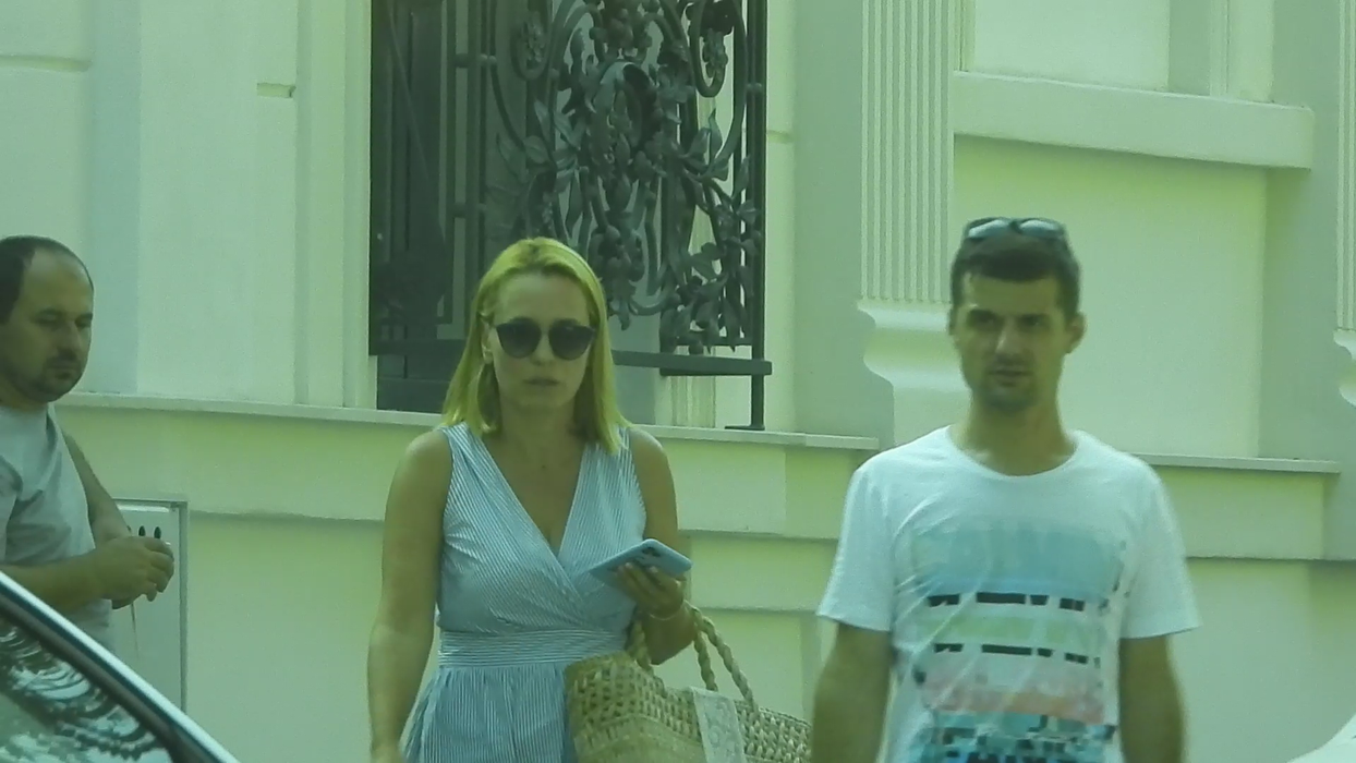 Andreea Esca este condusă de Eugen Lumezianu spre casa ei