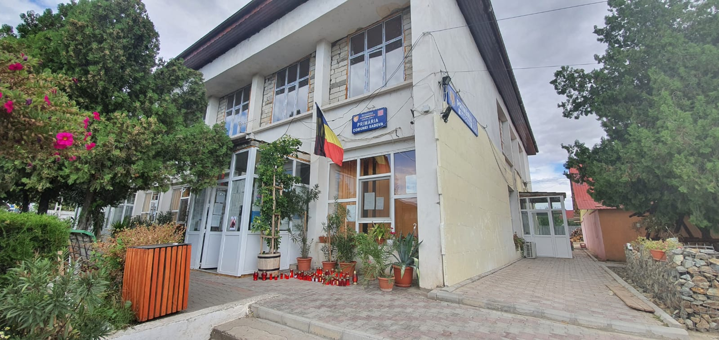 Primăria Sadova s-a transformat în altar pentru edil