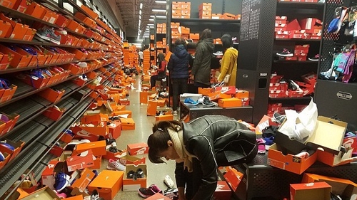 Aceste imagini par făcute după un cutremur, dar în realitate a fost vorba doar de Black Friday într-un magazin din Statele Unite!