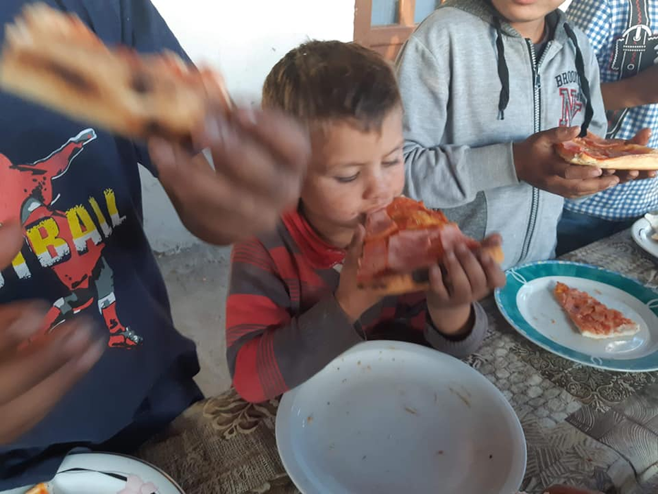 Un pastor din Târgu-Mureș are grijă de zeci de copii care trăiesc într-o sărăcie lucie! Oamenii au făcut un apel disperat pe Facebook: „Îmi tremură mâna pe tastatură!”