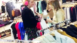 Jojo infloreste pe zi ce trece. S-a dus la mall la cumparaturi, dar a ras minute in sir cu o prietena, printre raioane
