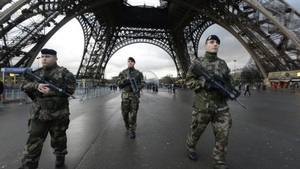 Va fi construită o barieră anti-atentate în jurul Turnului Eiffel! Autorităţile din Paris au luat hotărârea după ce...