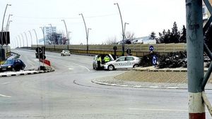 Fotografia care a împărțit Bacăul în două tabere. O șoferiță a rămas în pană și a fost ajutată de Poliție. Ce a urmat întrece orice imaginație