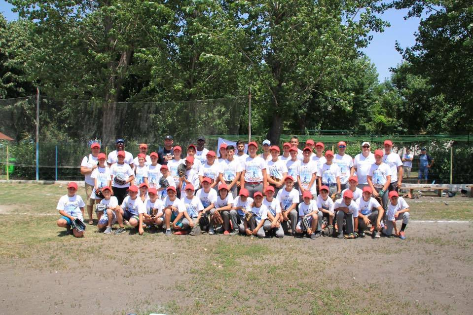 Copiii au învăţat secretele baseball-ului chiar de la foste vedete ale acestui sport american