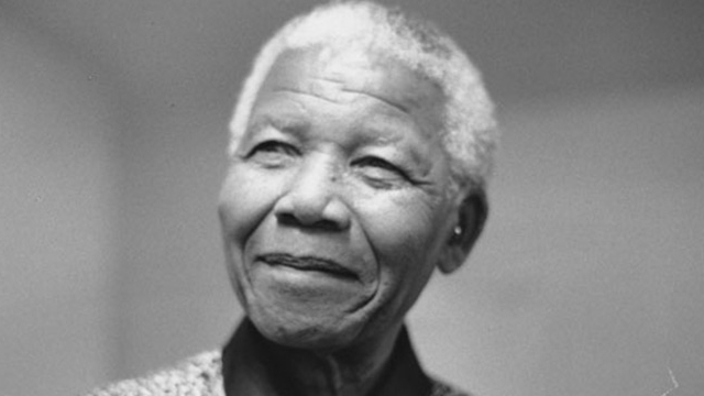 Sicriul cu trupul neînsufleţit al lui Nelson Mandela, depus din nou la sediul preşedinţiei
