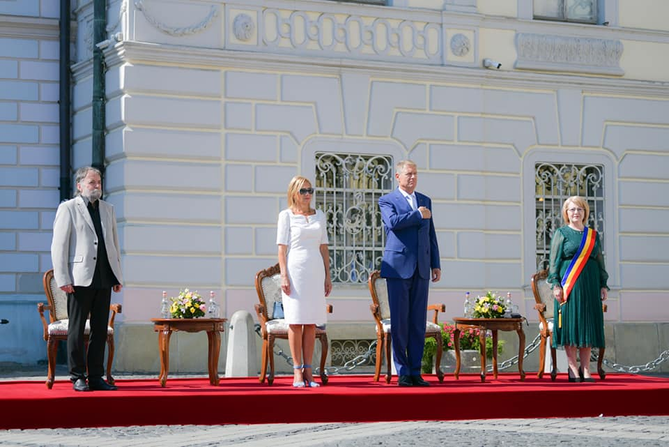 Carmen Iohannis, apariţie răvăşitoare la braţul preşedintelui Klaus Iohannis. Ţinuta care a întors capete