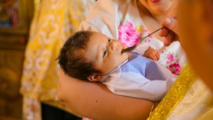 Ce trebuie să cumpere naşa la botez, în 2022? Este obligatoriu să facă asta