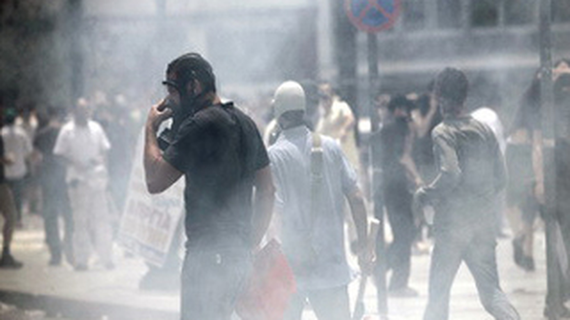 Grecii au redus preturile cu 40% in magazine, pentru ca oamenii sa nu mai protesteze
