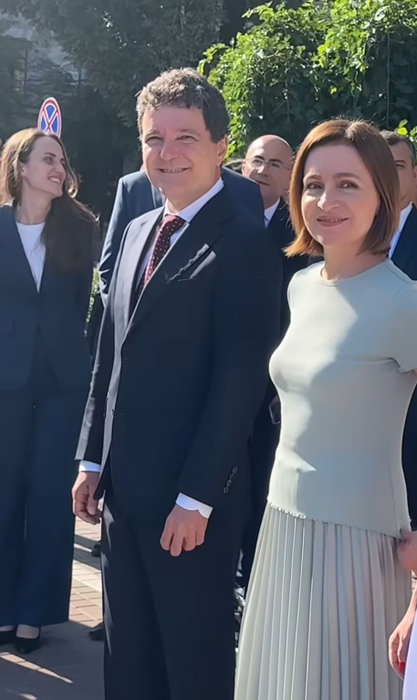 Nicușor Dan s-a întâlnit cu ispita de la Insula iubirii 2025! Momentul în care președintele României îi zâmbește pofticios