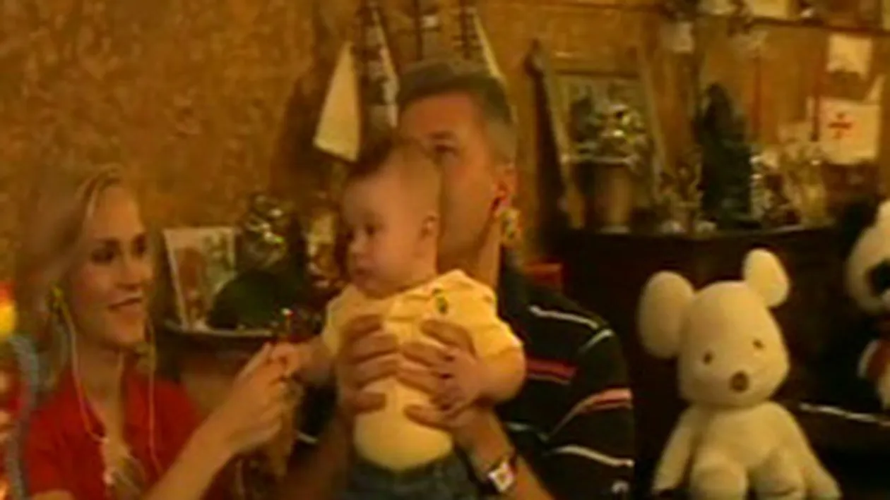 VIDEO Gabi Firea si Florin Pandele si-au aratat fiul, pentru prima data de la botez, la TV! Uite-l pe micutul Tari cum se joaca cu parintii lui si afla ce viitor ii doreste mama sa!